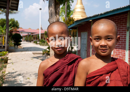 Happy smiling portrait de jeune garçon impertinent monks Myanmar (Birmanie) Banque D'Images