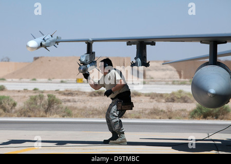 Le Sgt technique. Joshua Matthews, chef d'équipe de la 140e Escadre, Colorado Air National Guard, prépare un F-16 Fighting Falcon f Banque D'Images