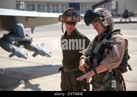 Le Capitaine Matthew "Marine" Toggaf Holcomb (droite) de l'escadron VMFA-115 traite de manoeuvres d'avions avec son avion, le capitaine Banque D'Images