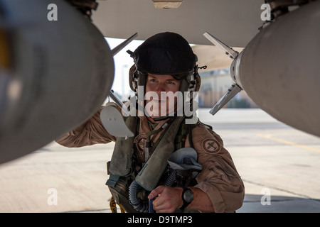 Le Capitaine Matthew "Marine" Toggaf Holcomb de l'escadron VMFA-115 effectue des vérifications avant vol sur ses avions F-18 avant le décollage. Le Marine Fighter Attack Squadron est opérant à partir d'une base d'entraînement dans le Nord de la Jordanie, est en cours de formation et d'e Banque D'Images