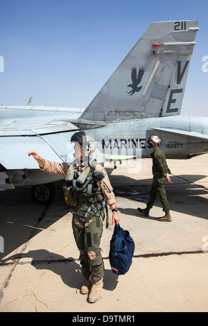 Le Capitaine Matthew "Marine" Toggaf Holcomb et lance le Cpl. Aaron Broering VMFA-115 de l'escadron effectuer vérifications avant vol sur les avions F-18 avant le décollage. Le Marine Fighter Attack Squadron est opérant à partir d'une base d'entraînement dans le Nord de la Jordanie et Banque D'Images