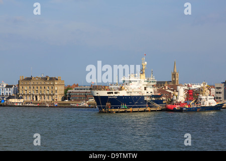 Vue sur mer mer à Trinity House THV Galatea navire amarré dans le port d'offres de Harwich, Essex, Angleterre, Royaume-Uni, Angleterre Banque D'Images