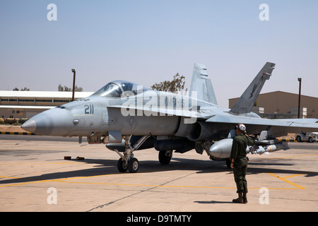 Le milieu marin. Aaron Broering VMFA-115 de l'escadron salue son pilote, le Capitaine Matthew "Toggaf" Holcomb puisqu'il s'apprête à décoller dans les avions F-18 au cours de l'exercice lion avide. Le Marine Fighter Attack Squadron fonctionne sur un traini Banque D'Images