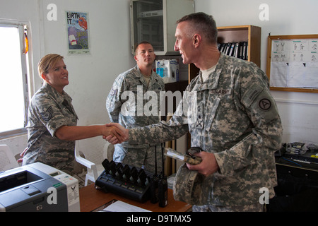 Le général Major Gary joue, commande au général adjoint du Commandement central de l'Armée Le Sergent technique accueille. Michele Charry à partir de la 140e Escadre, Banque D'Images