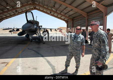 Timothy Keating, chef de la 140e Escadre, Colorado Air National Guard, explique les opérations de maintenance au général Gary joue, commande au général adjoint du Commandement central de l'armée au cours de sa visite dans une base d'entraînement dans le Nord de la Jordanie dans le cadre de l'exercice Banque D'Images