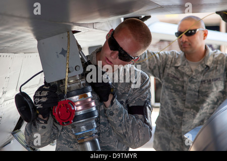 Les cadres supérieurs de l'Aviateur Brandon Olson 140e Wing, Colorado Air National Guard, alimente une F-16 situé sur une base de formation Banque D'Images