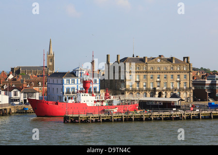 Vue mer à bord de l'eau et LV18 Trinity House Lightvessel par Ha'penny Pier dans le port de Harwich Essex Angleterre Royaume-uni Grande-Bretagne Banque D'Images