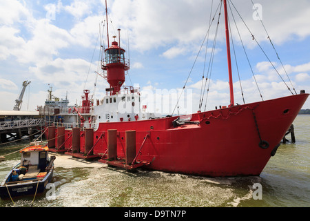 LV18 rouge Trinity House heritage Lightvessel par Ha'penny Pier dans le port sur l'estuaire de la rivière Stour. Harwich Essex Angleterre Royaume-uni Grande-Bretagne Banque D'Images