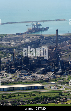 Image Aérienne de Port Talbot steel works et d'Aberavon Beach. Banque D'Images