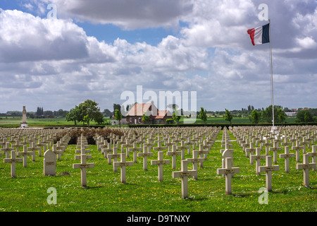 WW1 tombe au cimetière Saint-Charles de Potyze pour le français Première Guerre mondiale l'un des soldats à Ieper / Ypres, Flandre occidentale, Belgique Banque D'Images