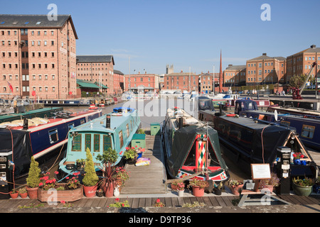 Victoria Dock régénérées avec narrowboats et anciens entrepôts à Gloucester Docks Gloucester Gloucestershire Angleterre Royaume-uni Grande-Bretagne Banque D'Images