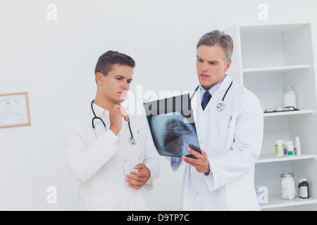 Deux médecins l'analyse a radiography Banque D'Images