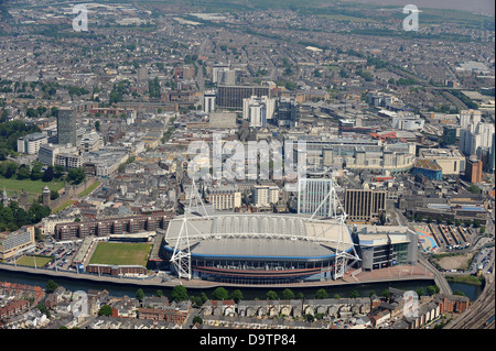 Image aérienne du centre-ville de Cardiff et le stade Millenium Banque D'Images