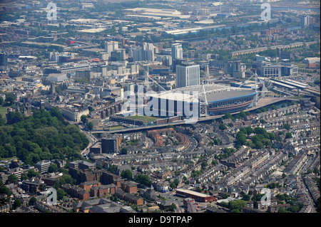 Image aérienne du centre-ville de Cardiff et le stade Millenium Banque D'Images