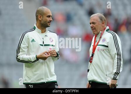 FC Bayern Munich's head coach Pep Guardiola (L) parle avec l'entraîneur adjoint, Hermann Gerland au cours de cette année, la première session de formation à l'Allianz Arena de Munich, Allemagne, 26 juin 2013. Photo : Andreas GEBERT Banque D'Images