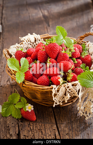 Les fraises au panier sur fond de bois rustique Banque D'Images