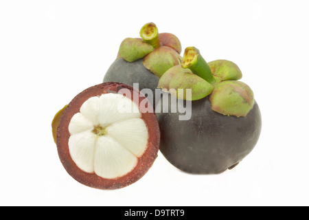 Mangoustan frais Fruits thaïlandais isolé sur fond blanc. Banque D'Images