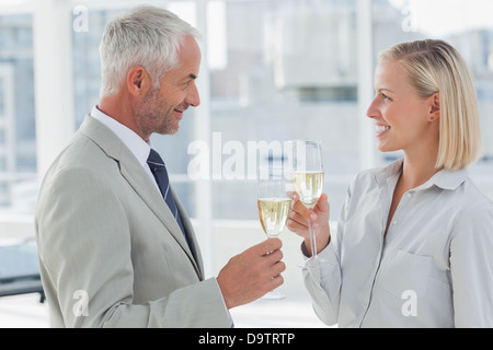 Partenaires d'affaires heureux de célébrer avec champagne Banque D'Images