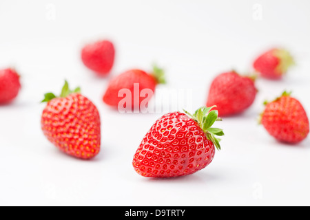Tas de fraises fraîches sur fond blanc Banque D'Images