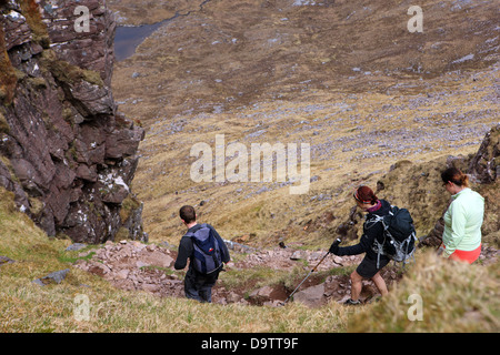 Les marcheurs en ordre décroissant les pentes abruptes de Bealach Mor sur Suilven dans les Highands écossais Banque D'Images