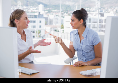 Businesswomen faisant valoir à leur bureau Banque D'Images