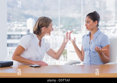 Businesswomen soutenant ensemble Banque D'Images