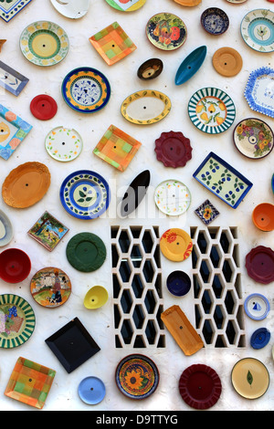 Les couleurs de l'image des plaques peintes à la main couvre le mur extérieur d'une boutique artisanale à Vila do Bispo, Algarve, Portugal, Europe, Banque D'Images