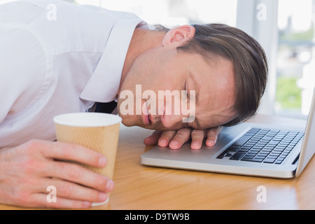 Businessman having a pan sur son ordinateur portable Banque D'Images