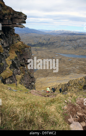Les marcheurs en ordre décroissant les pentes abruptes de Bealach Mor sur Suilven dans les Highands écossais Banque D'Images