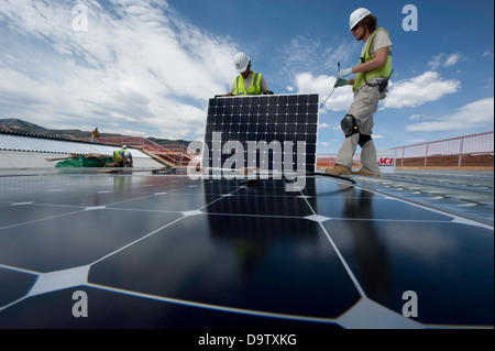 Les travailleurs de la construction l'installation électrique solaire photovoltaïque sur le toit de la National Renewable Energy Laboratory La South Table Mountain campus le 25 avril 2012 à Golden, Colorado. Banque D'Images