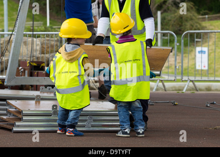 Aider les enfants à construire à pont de l'Institut des Ingénieurs Civils stand au Festival de la substance de rivetage Tees Barrage, UK Banque D'Images