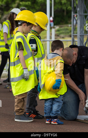 Aider les enfants à construire à pont de l'Institut des Ingénieurs Civils stand au Festival de la substance de rivetage Tees Barrage, UK Banque D'Images