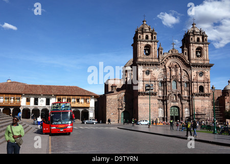 Ouvrir en tête double decker bus visite guidée et Compañia de Jésus église , Plaza de Armas , Cusco , Pérou Banque D'Images