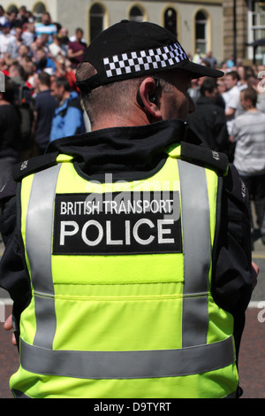 La police britannique des Transports, à l'EDL (English defence league) démonstration à Newcastle en 2013. Banque D'Images