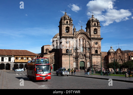 Ouvrir en tête double decker bus visite guidée et Compañia de Jésus église , Plaza de Armas , Cusco , Pérou Banque D'Images