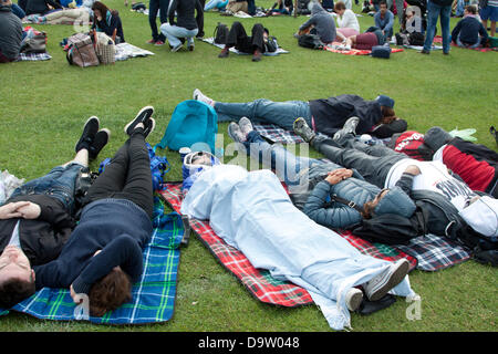 Wimbledon Londres, Royaume-Uni. 26 juin 2013. Tennis fans file d'attente pour des billets pour regarder Andy Murray et Roger Federer au jour 3 de l'édition 2013 des Championnats de tennis de Wimbledon. Le All England Club a vivement conseillé les personnes qui envisagent de faire la queue pour les billets à ne pas voyager jusqu'à Wimbledon, car ils peuvent avoir à attendre plusieurs heures. Credit : amer ghazzal/Alamy Live News Banque D'Images