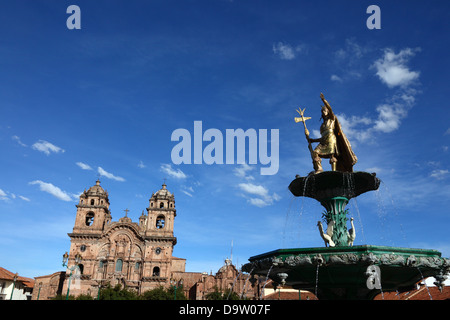 Statue de l'Inca Pachacuti Yupanqui Inca Pachacutec ou sur fontaine et Compañia de Jésus église , Plaza de Armas , Cusco, Pérou Banque D'Images