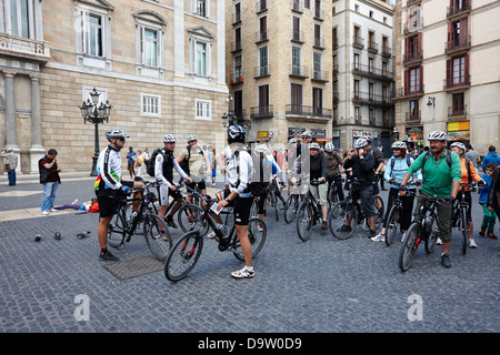 Les touristes en visite en vélo de barcelone placa st Jaume dans le quartier gothique de la vieille ville catalogne espagne Banque D'Images