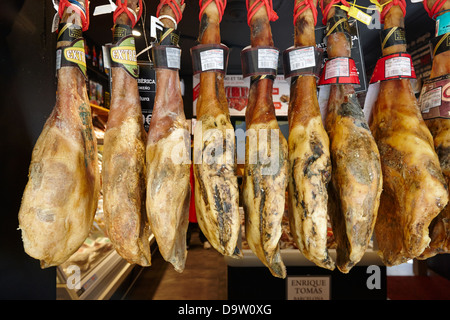 Jamon iberico cured jambons espagnols suspendus dans une vitrine à barcelone catalogne espagne Banque D'Images