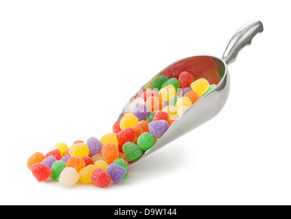 Gumdrops assortis dans un godet isolé sur un fond blanc. Banque D'Images