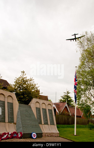 Un mur commémoratif représentant la brèche des barrages dédié à la mémoire de ceux du célèbre 617 Sqn RAF, les Dambusters. Lancaster Flypast Banque D'Images