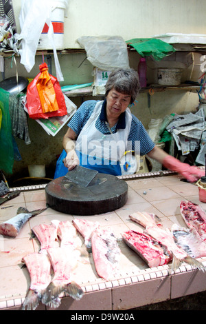 Femme asiatique et le poisson Banque D'Images