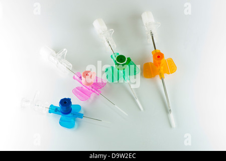 Les cathéters veineux périphériques isolé sur fond blanc. Chaque couleur signifie que le diamètre de l'aiguille est différent ! Banque D'Images
