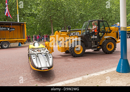 JCB dieselmax le chargement par chariot élévateur sur un camion. Banque D'Images