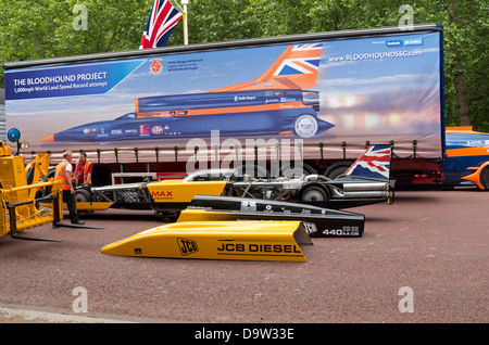 Le projet Bloodhound voiture supersonique et le JCB Dieselmax location d'être chargées à bord de camions sur le Mall à Londres. Banque D'Images