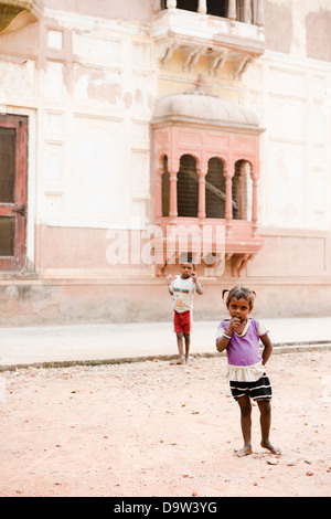 Deux enfants nous suivent autour de demander à 'Changer' Ram Bagh, Parc, Amritsar. Banque D'Images