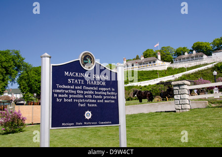 Le Michigan, l'état de Mackinac Island Harbour. Site historique de Fort Mackinac dans la distance. Banque D'Images