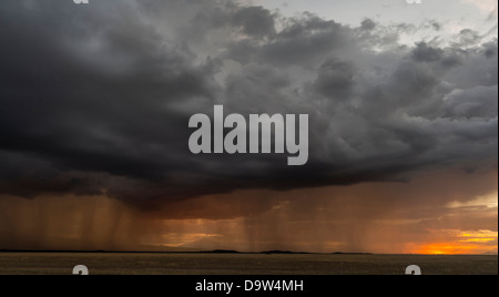 Formée au-dessus de la tempête à proximité des pentes du mont Kilimandjaro. Parc National d'Amboseli, Kenya, Afrique. Banque D'Images