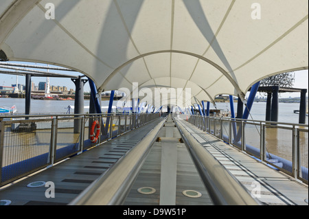 Piétons menant à bateau sur la rivière Thames, Greenwich Pier, Londres, Angleterre, Royaume-Uni. Banque D'Images