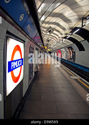 Intérieur de la station de métro Pimlico sur la ligne Victoria montrant plate-forme et le célèbre logo du métro de Londres Banque D'Images